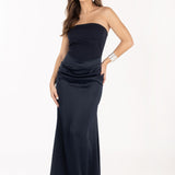 Vista frontal del vestido Isabella azul noche, mostrando el diseño sofisticado y caída fluida.