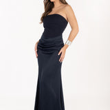 Vista lateral del vestido Isabella azul noche, destacando la silueta favorecedora.