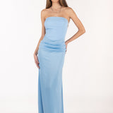 Modelo con vestido largo Isabella color Celste con escote palabra de honor  y drapeado en la cadera, diseño elegante.