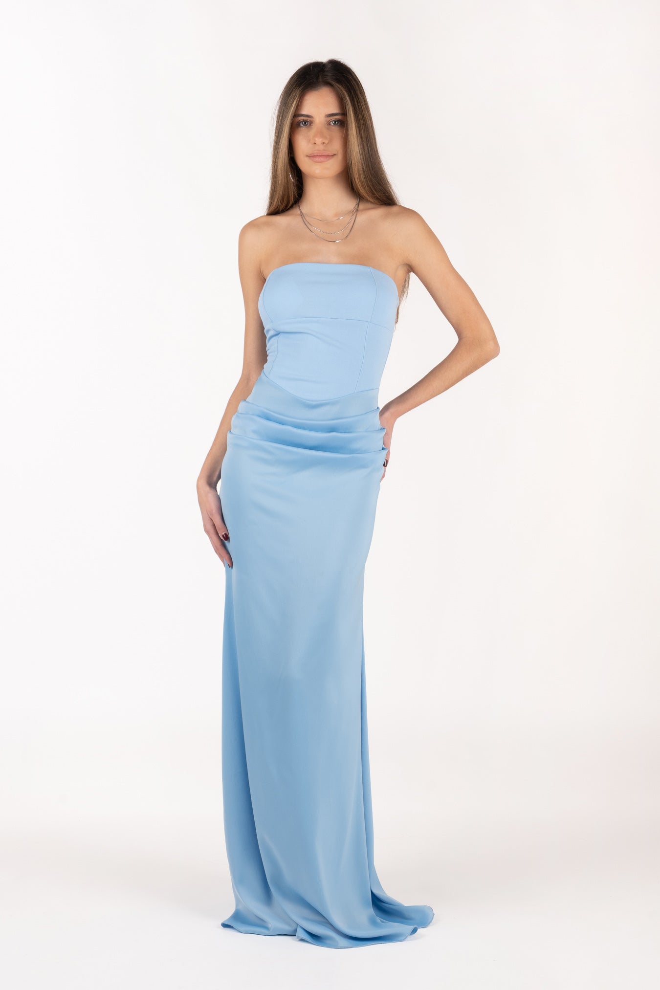 Modelo con vestido largo Isabella color Celste con escote palabra de honor  y drapeado en la cadera, diseño elegante.