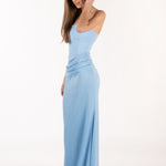 Vista lateral del vestido Isabella rosa, destacando la silueta favorecedora.