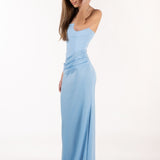 Vista lateral del vestido Isabella rosa, destacando la silueta favorecedora.