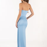 Vista posterior del vestido Isabella celeste, ideal para eventos especiales.