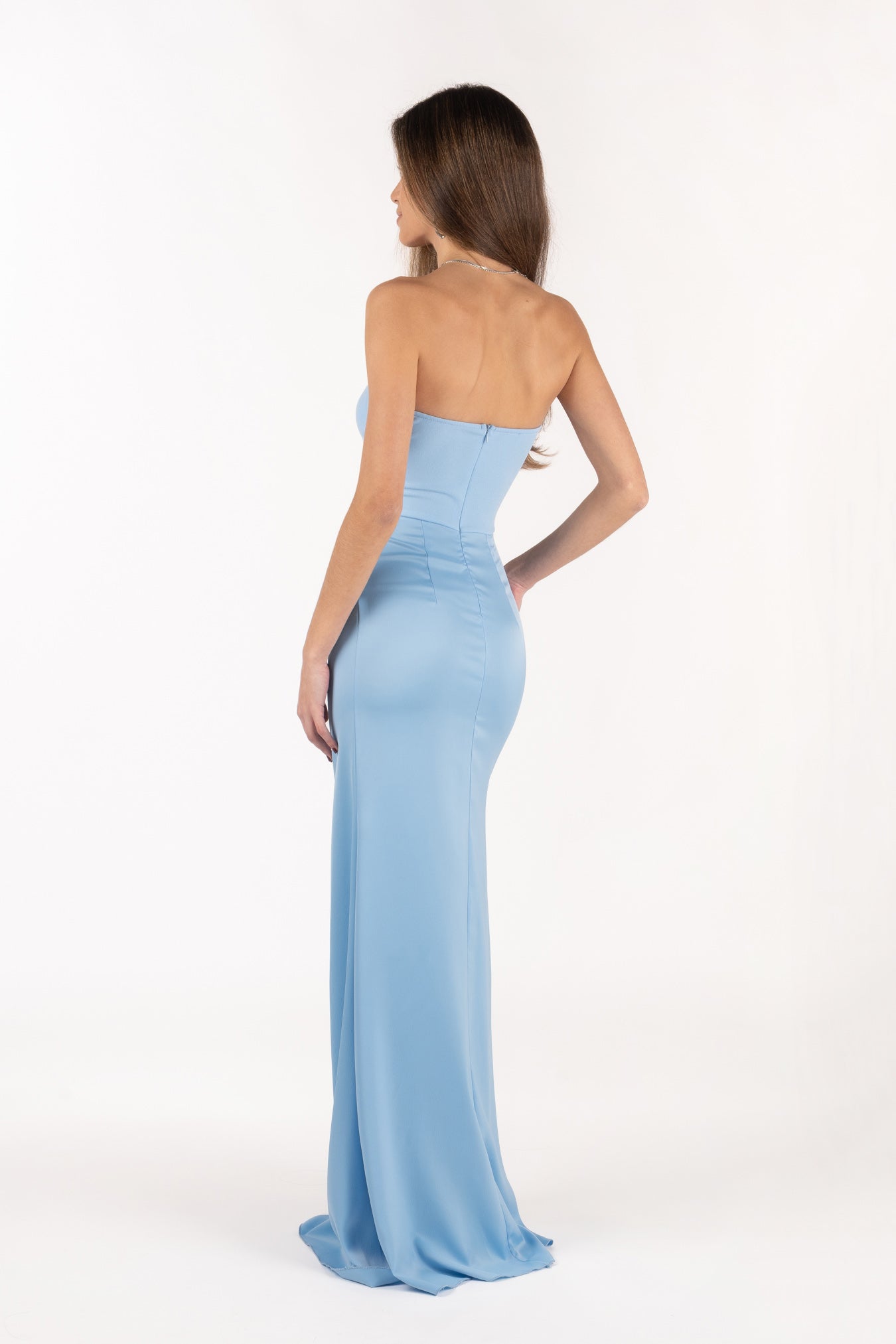 Vista posterior del vestido Isabella celeste, ideal para eventos especiales.