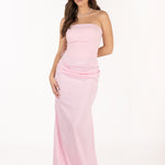 Modelo con vestido largo Isabella color Rosa con escote palabra de honor  y drapeado en la cadera, diseño elegante.