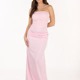 Modelo con vestido largo Isabella color Rosa con escote palabra de honor  y drapeado en la cadera, diseño elegante.