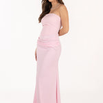 Vista lateral del vestido Isabella rosa, destacando la silueta favorecedora.