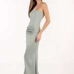 Vista lateral del vestido Isabella salvia, destacando la silueta favorecedora.