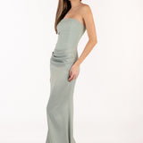 Vista lateral del vestido Isabella salvia, destacando la silueta favorecedora.