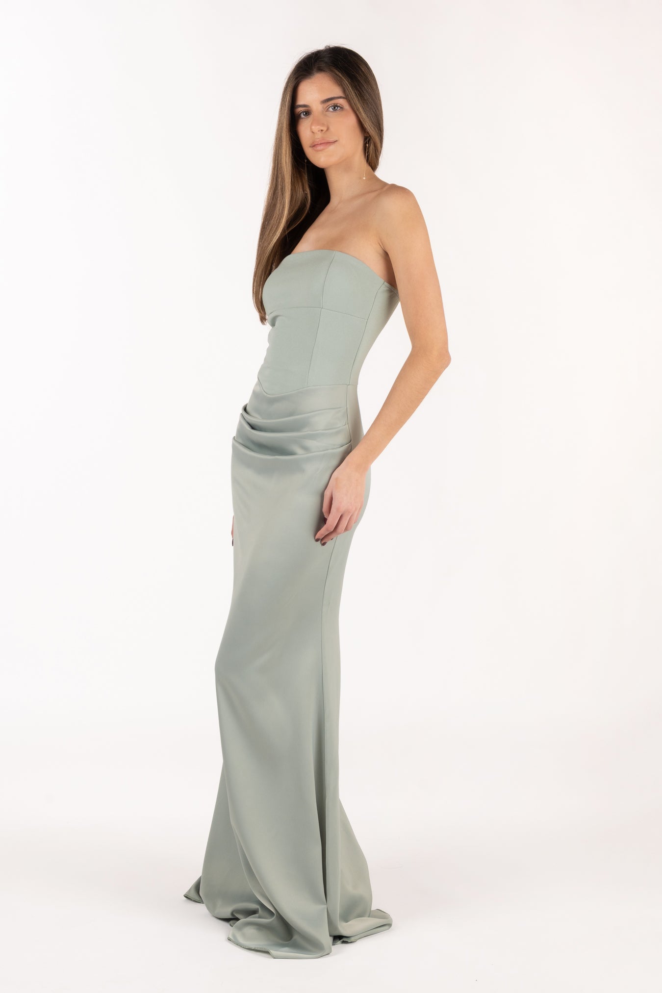 Vista lateral del vestido Isabella salvia, destacando la silueta favorecedora.