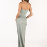 Vista posterior del vestido Isabella salvia, ideal para eventos especiales.