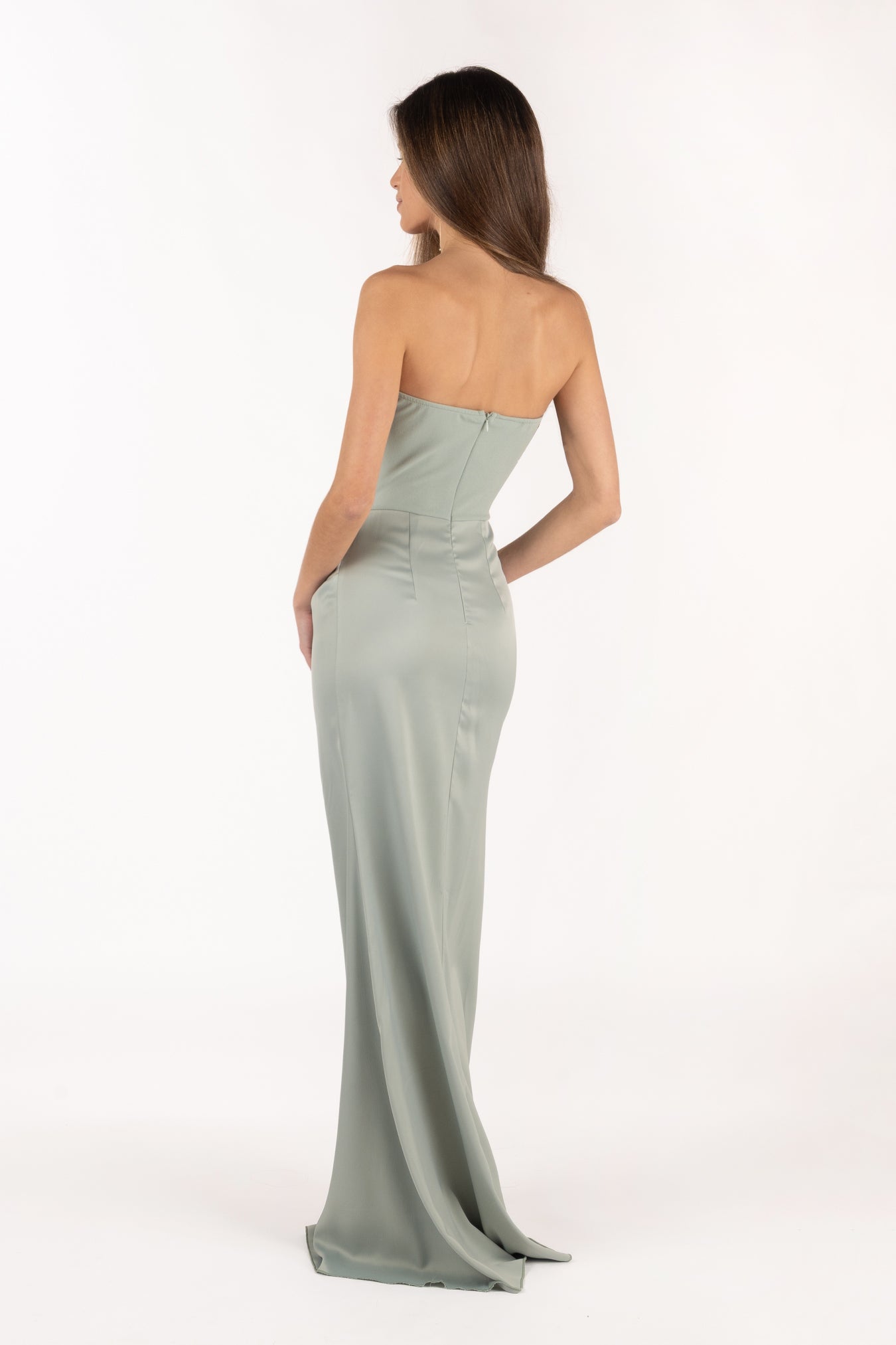 Vista posterior del vestido Isabella salvia, ideal para eventos especiales.