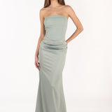 Modelo con vestido largo Isabella color salvia con escote palabra de honor y diseño elegante.