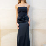 Modelo con vestido largo Isabella azul noche con escote palabra de honor y corte elegante.