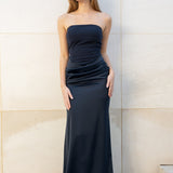 Modelo con vestido largo Isabella azul noche con escote palabra de honor y corte elegante.