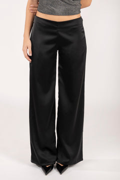 Vista detalle frontal Pantalón largo satinado negro de pierna ancha y tiro alto