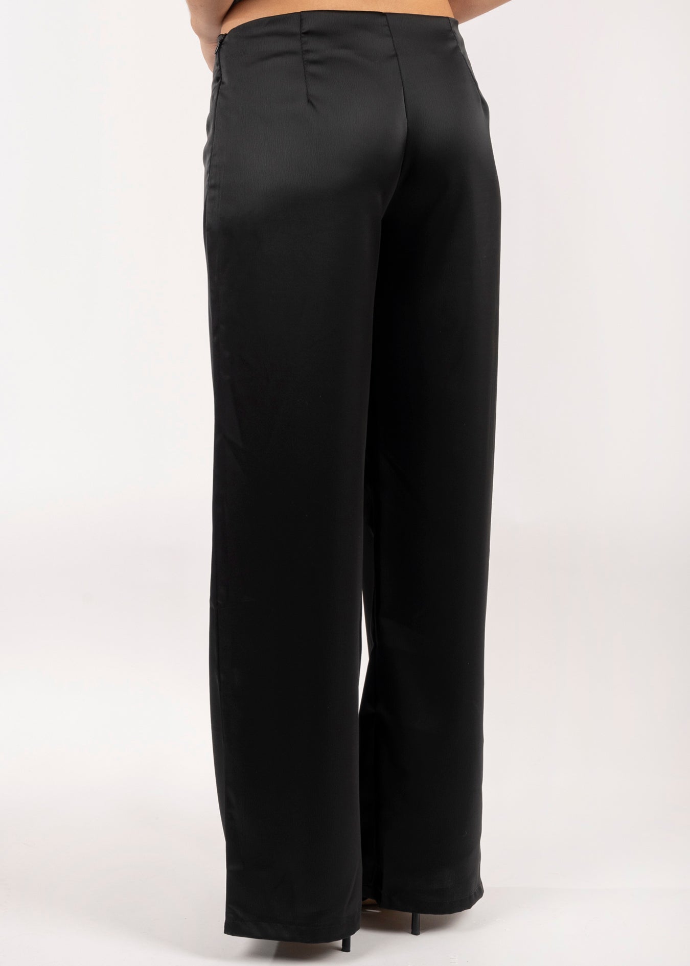 vista detalle posterior Pantalón largo satinado negro de pierna ancha y tiro alto