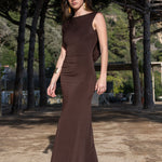 Vista de perfil del vestido New Beginning marrón chocolate resaltando el frontal y el inicio del escote en la espalda.