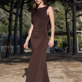 Vista de perfil del vestido New Beginning marrón chocolate resaltando el frontal y el inicio del escote en la espalda.