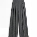 Pantalón gris de punto de espiga con corte holgado para mujer, mostrado de frente sobre fondo blanco neutro.