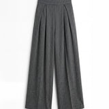 Pantalón gris de punto de espiga con corte holgado para mujer, mostrado de frente sobre fondo blanco neutro.