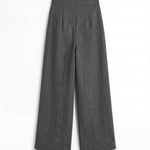 Pantalón gris de punto de espiga con corte holgado para mujer, mostrado de espaldas sobre fondo blanco neutro.