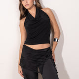 pañuelo tipo pareo de encaje negro, un accesorio versátil que eleva cualquier look. Diseñado para usarse atado a la cintura, este pañuelo combina delicadeza y sofisticación gracias a su textura semitransparente y detalles en encaje floral.