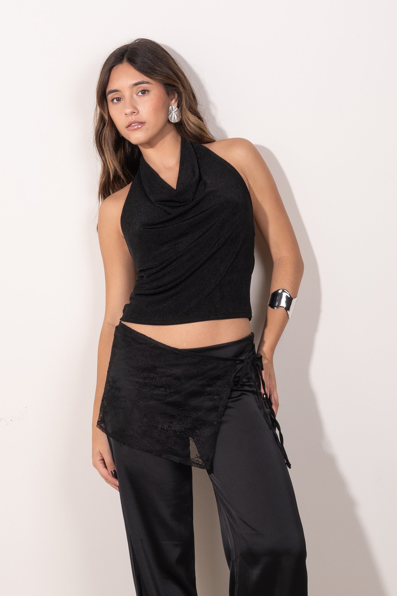 pañuelo tipo pareo de encaje negro, un accesorio versátil que eleva cualquier look. Diseñado para usarse atado a la cintura, este pañuelo combina delicadeza y sofisticación gracias a su textura semitransparente y detalles en encaje floral.