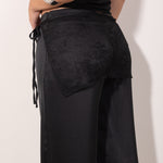 pañuelo tipo pareo de encaje negro, un accesorio versátil que eleva cualquier look. Diseñado para usarse atado a la cintura, este pañuelo combina delicadeza y sofisticación gracias a su textura semitransparente y detalles en encaje floral.