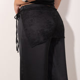 pañuelo tipo pareo de encaje negro, un accesorio versátil que eleva cualquier look. Diseñado para usarse atado a la cintura, este pañuelo combina delicadeza y sofisticación gracias a su textura semitransparente y detalles en encaje floral.