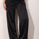 pañuelo tipo pareo de encaje negro, un accesorio versátil que eleva cualquier look. Diseñado para usarse atado a la cintura, este pañuelo combina delicadeza y sofisticación gracias a su textura semitransparente y detalles en encaje floral.