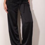 pañuelo tipo pareo de encaje negro, un accesorio versátil que eleva cualquier look. Diseñado para usarse atado a la cintura, este pañuelo combina delicadeza y sofisticación gracias a su textura semitransparente y detalles en encaje floral.