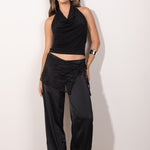 pañuelo tipo pareo de encaje negro, un accesorio versátil que eleva cualquier look. Diseñado para usarse atado a la cintura, este pañuelo combina delicadeza y sofisticación gracias a su textura semitransparente y detalles en encaje floral.