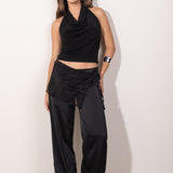 pañuelo tipo pareo de encaje negro, un accesorio versátil que eleva cualquier look. Diseñado para usarse atado a la cintura, este pañuelo combina delicadeza y sofisticación gracias a su textura semitransparente y detalles en encaje floral.