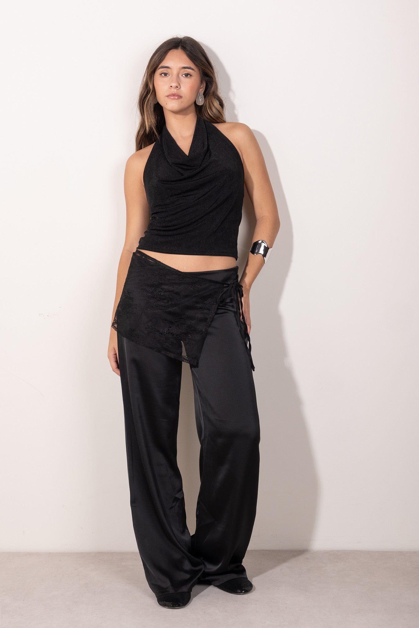 pañuelo tipo pareo de encaje negro, un accesorio versátil que eleva cualquier look. Diseñado para usarse atado a la cintura, este pañuelo combina delicadeza y sofisticación gracias a su textura semitransparente y detalles en encaje floral.