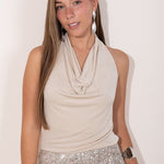 Top beige con escote cascada y espalda descubierta.  