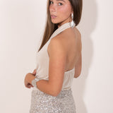 Top beige con escote cascada y espalda descubierta.  