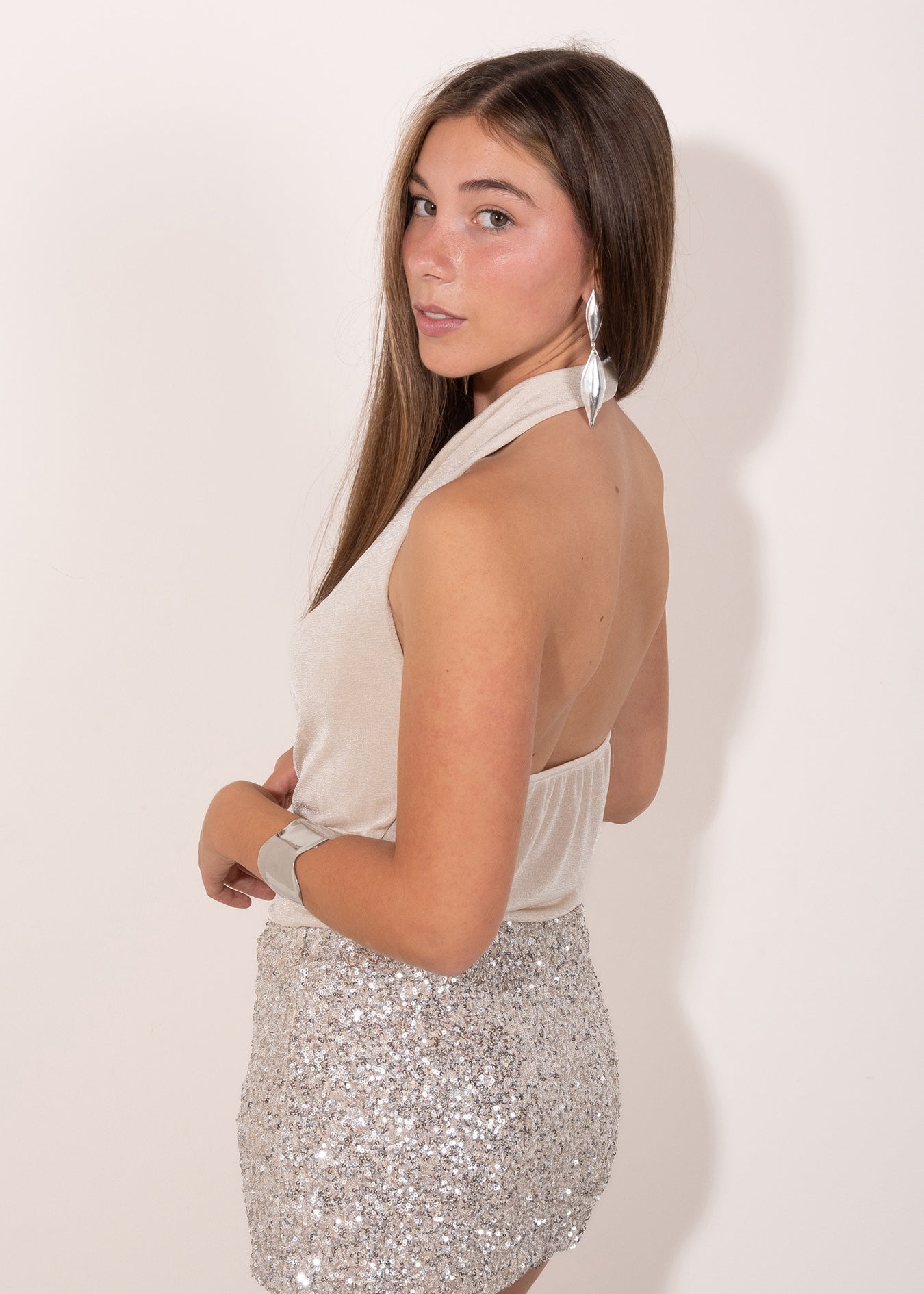 Top beige con escote cascada y espalda descubierta.  