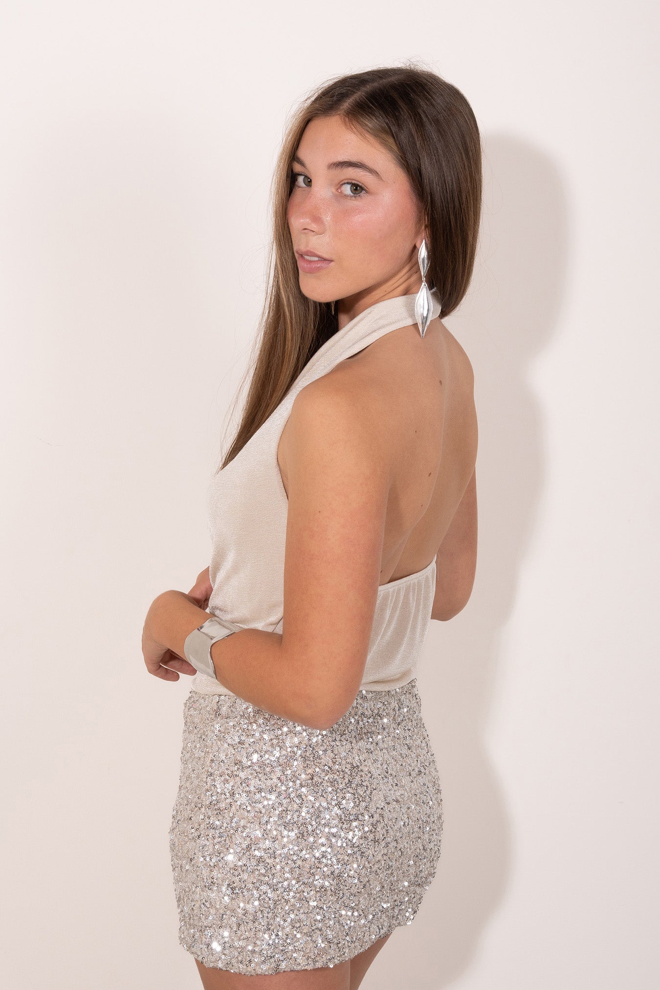 Top beige con escote cascada y espalda descubierta.  