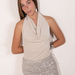 Top beige con escote cascada y espalda descubierta.  