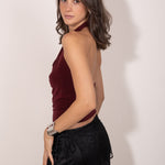 Top granate con escote cascada y espalda descubierta.  