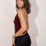 Top granate con escote cascada y espalda descubierta.  