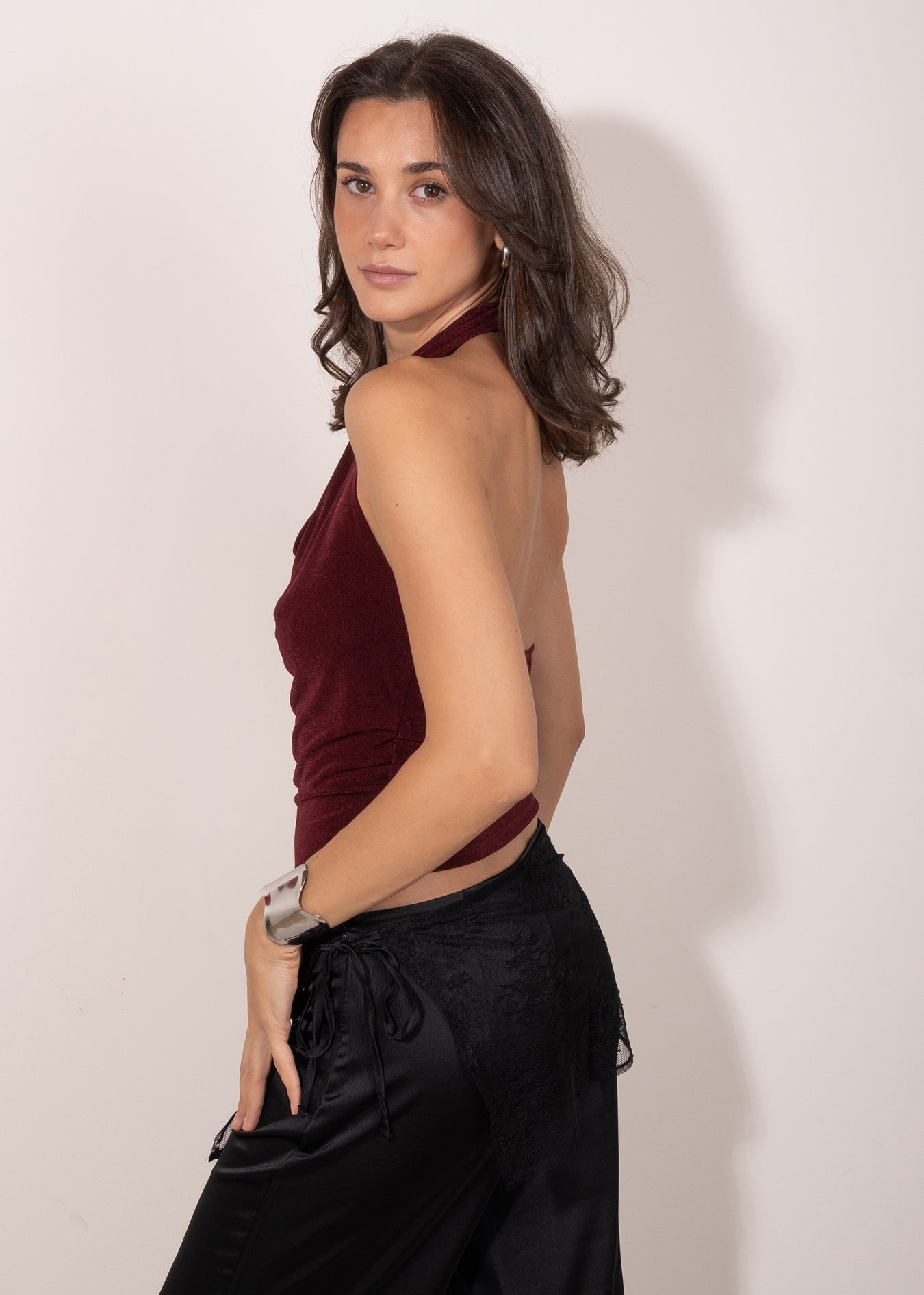 Top granate con escote cascada y espalda descubierta.  