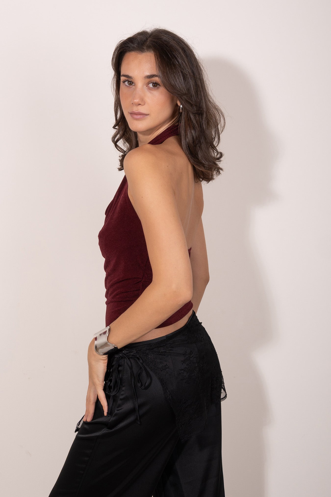Top granate con escote cascada y espalda descubierta.  