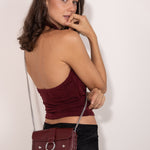 Top granate con escote cascada y espalda descubierta y  Bolso granate pequeño