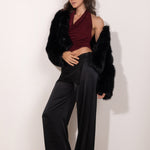 Top granate con escote cascada y espalda descubierta.  Combinalo con pantalones negros y abrigo de pelo negro