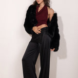 Top granate con escote cascada y espalda descubierta.  Combinalo con pantalones negros y abrigo de pelo negro