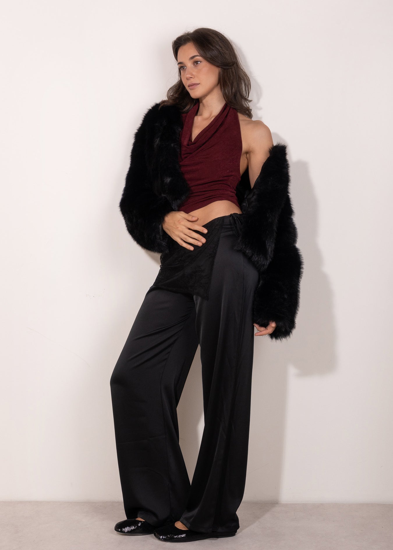 Top granate con escote cascada y espalda descubierta.  Combinalo con pantalones negros y abrigo de pelo negro