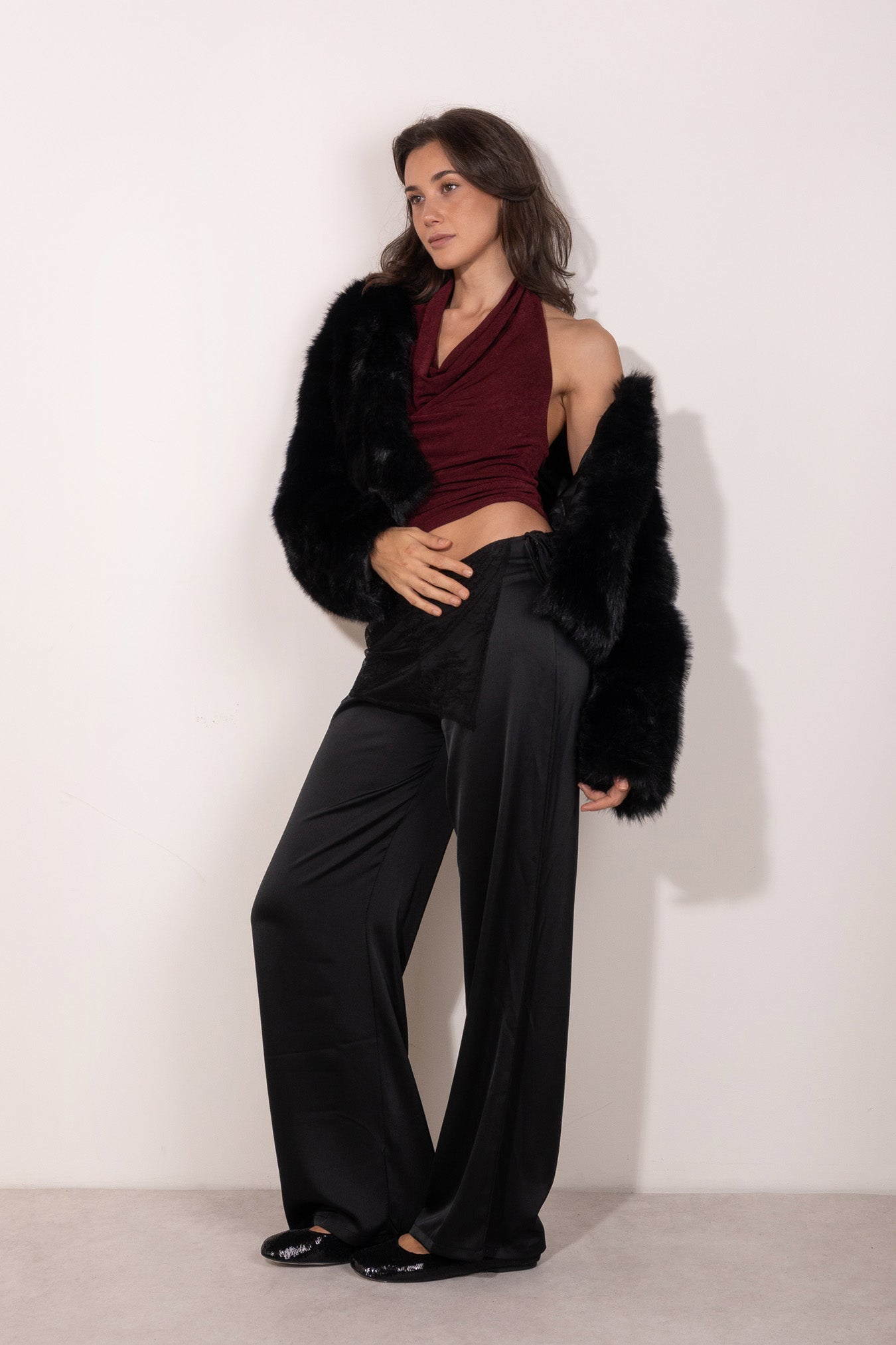 Top granate con escote cascada y espalda descubierta.  Combinalo con pantalones negros y abrigo de pelo negro