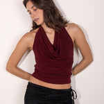 Top granate con escote cascada y espalda descubierta.  